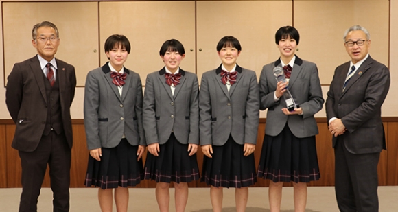 浅井市長(右)に飛躍を誓う豊川高女子バレー部の選手ら=豊橋市役所で