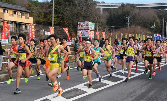 晴天の下、コースを駆け抜ける選手たち=岡崎市高隆寺町で
