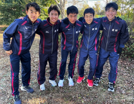 高校男子の部で優勝した愛知高Aの選手たち=豊橋市の万場庭球場で
