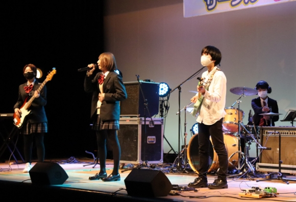高校生たちによるバンド演奏＝豊田市小坂本町の市青少年センターで