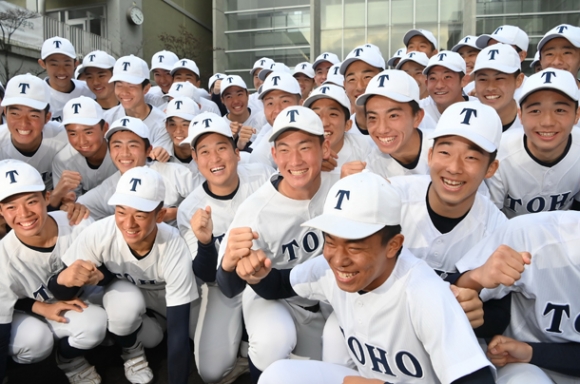 選抜高校野球大会出場が決まり、喜ぶ東邦ナイン＝名古屋市名東区で