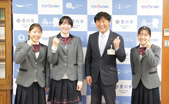 竹本市長(右から2人目)に大会結果を報告した豊川高校生徒ら=豊川市役所で