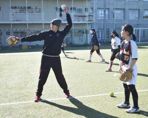後藤投手(左)から投球技術を学ぶ参加者=春日井市松本町の中部大春日丘高で