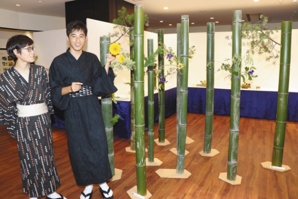 竹を使った大作を前に、作品づくりの魅力を語る加藤部長（右）ら＝ＪＲ岐阜駅前の岐阜シティ・タワー４３で