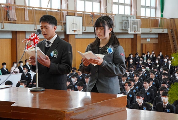 答辞を述べる後ろでマスクを外した卒業生も参加した式＝豊田市の杜若高で