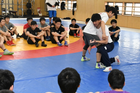 中高レスリング選手を日本代表コーチが指導 県協会 名古屋工高で強化練習会 | スポーツ | 高校ニュース | 私立中学・高校受験ガイド | 中日進学ナビ