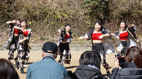 元気いっぱいに踊る豊田大谷高ダンス部のメンバー＝豊田市足助町で