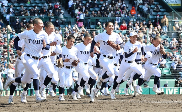 初戦突破し、アルプス席へかけ出す東邦ナイン＝甲子園球場で