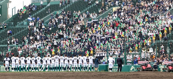 ３回戦進出を決めたナインをたたえる東邦の応援団＝甲子園球場で