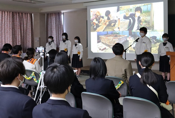 熱心に取り組んだ活動を発表する生徒たち＝名古屋市中区の日本福祉大中央福祉専門学校で