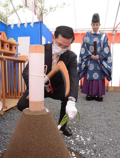 神事に参加する椙村理事長（左）＝愛西市の清林館高で