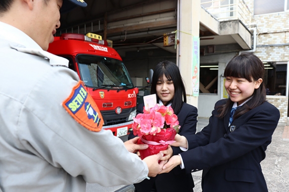 瀬戸市消防署に感謝の花を届けた西崎さんと山岸さん＝瀬戸市苗場町の瀬戸市消防署で