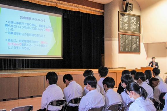 消費者トラブルについて弁護士から話を聞く生徒たち＝岐阜市野一色の富田高で