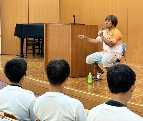 野球部の選手らに講演する平田さん＝松阪市久保町の三重高で