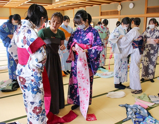 浴衣の着付けを学ぶ生徒たち＝昭和区の桜花学園高で