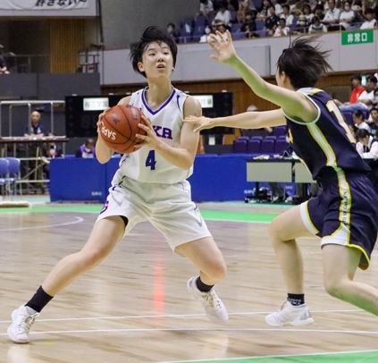  果敢に攻める田中選手（左）＝札幌市の北海きたえーるで