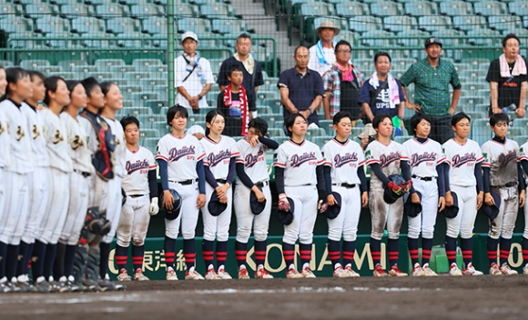 神戸弘陵（左）に敗れ、準優勝となった岐阜第一ナイン＝１日、兵庫県西宮市の甲子園球場で