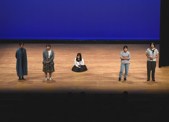 舞台で上演する高校生ら＝稲沢市の名古屋文理大文化フォーラムで