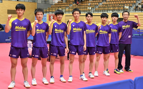 卓球男子学校対抗で７連覇した愛工大名電の選手ら＝いずれも札幌市中央区の北ガスアリーナ札幌４６で