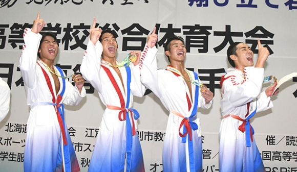 表彰台でスタンドの歓声に応える中京大中京のリレーメンバー＝いずれも北海道江別市の野幌総合運動公園で