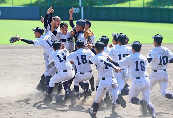 天理に勝って連覇し、喜びを爆発させる中京ナイン＝明石トーカロ球場で