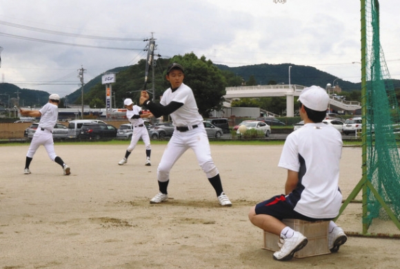 バッティング練習する多治見西高の部員＝多治見市明和町の同校で