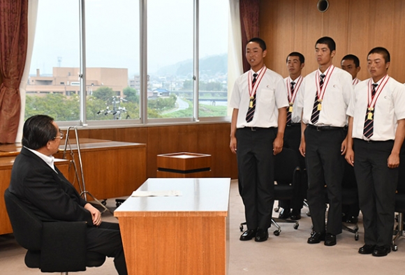 水野市長（左）に全国大会優勝を報告する中京高の軟式野球部の選手たち＝瑞浪市役所で