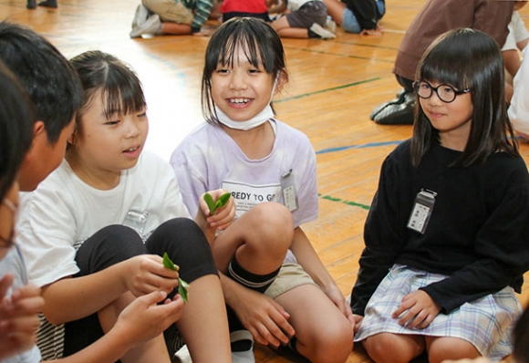 茶葉の匂いを嗅ぐ児童ら＝四日市市日永小で