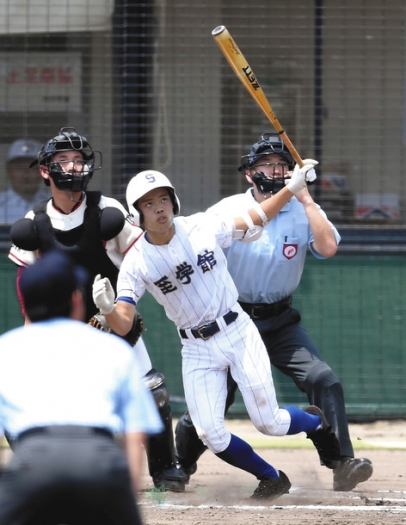 豊田大谷－至学館　１回裏至学館１死一塁、左越え２点本塁打を放つ牧山＝刈谷球場で