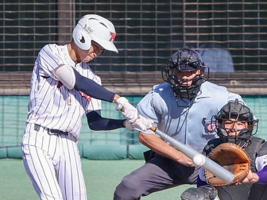 豊川－愛工大名電　１回表豊川無死満塁、先制の左前適時打を放つ中村選手。捕手板倉選手＝長良川球場で