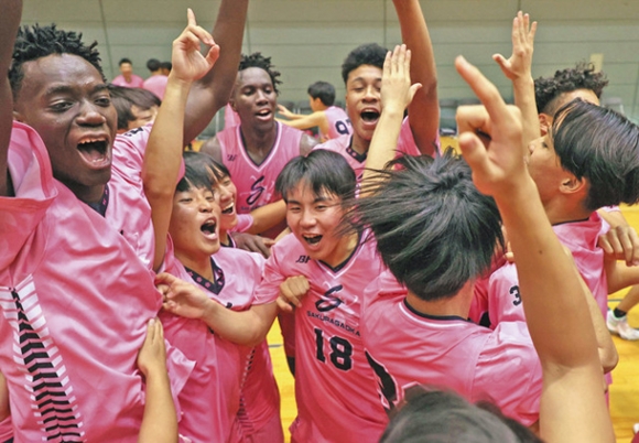 中部大第一を破って優勝し、歓喜する桜丘の選手たち＝一宮市の尾西スポーツセンターで