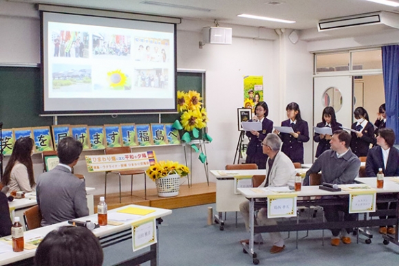 取り組みについて紹介する安城学園高の生徒ら＝安城市小堤町で