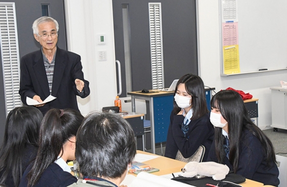 生徒に意見を求める斎藤さん＝美浜町奥田の日本福祉大付属高で