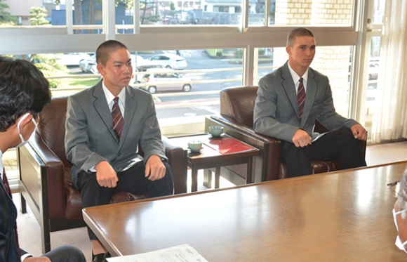  明治神宮大会への意気込みを語る豊川高の鈴木主将とモイセエフ選手（右）＝豊川市役所で