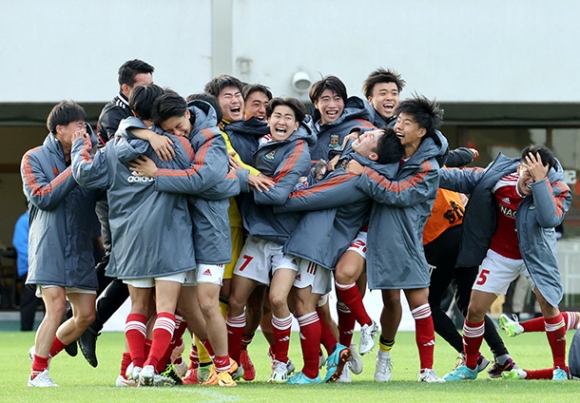 名古屋－刈谷　ＰＫ戦の末に刈谷を破り優勝、抱き合って喜ぶ名古屋イレブン