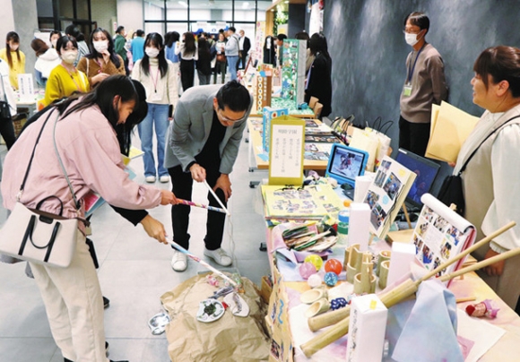 各園の特色を紹介するブースが並んだ会場＝豊橋市牛川町で