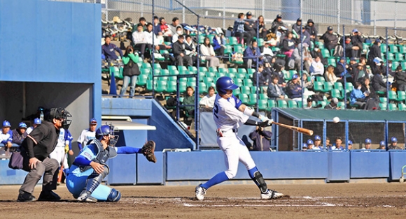 熱戦を繰り広げる日本福祉大と日体大の選手たち＝名古屋市中川区のナゴヤ球場で