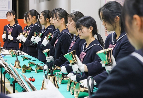 本番に向け練習に励む部員たち＝昭和区の桜花学園高で