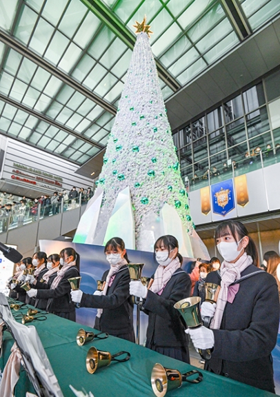 ハンドベルでクリスマスソングなどを奏でる桜花学園高の生徒たち＝名駅のＪＲゲートタワーで