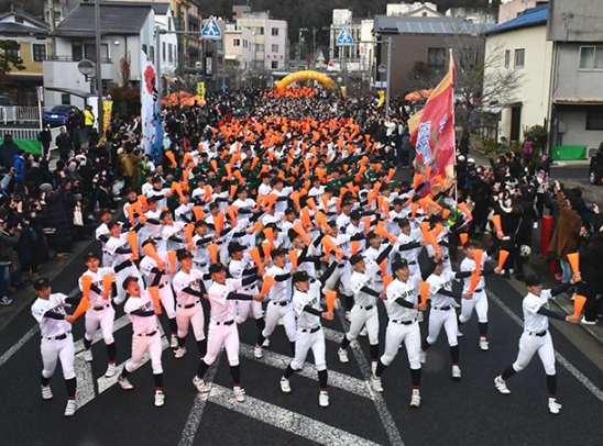 総勢１０００人で圧巻の演舞を披露した中京高の生徒たち＝瑞浪市寺河戸町で