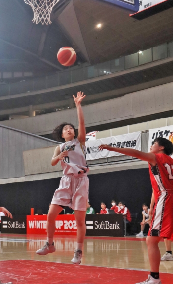 ２０得点をあげる活躍を見せた星城の選手（左）＝東京都渋谷区の東京体育館で