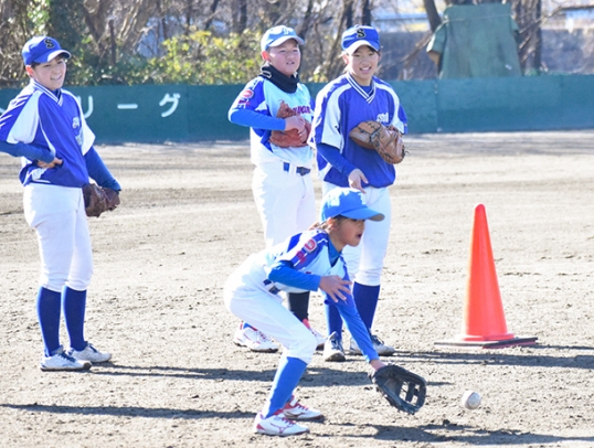女子選手に指導を受けて練習を楽しむ小学生＝犬山市の犬山リトル富岡グラウンドで