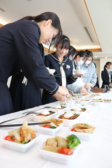 自分たちで考えた機内食の試食会に参加した生徒たち＝常滑市の名古屋エアケータリングで