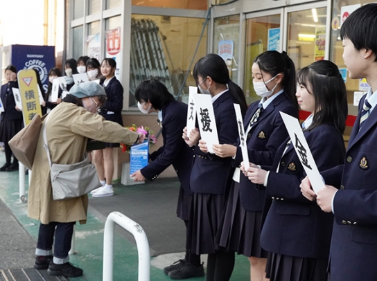 ボードを持って寄付を呼びかける生徒たち＝天白区の市営地下鉄平針駅周辺で