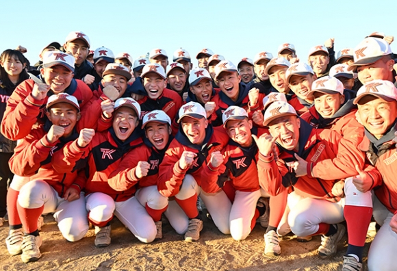 選抜高校野球大会の出場が決まり、ガッツポーズで意気込む豊川ナイン＝豊川市で