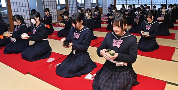 授業で作法に気を付けながら抹茶を味わう生徒たち＝昭和区の桜花学園高で