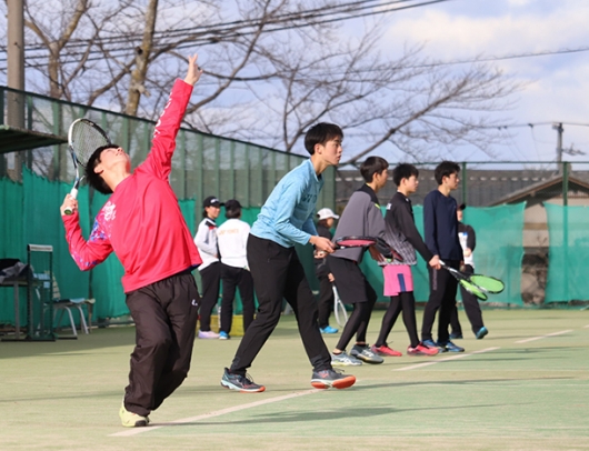 三重高のテニスコートで練習する能登高生＝６日、三重県松阪市で