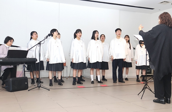 被災地への思いを込めて歌声を響かせる生徒ら＝菰野町菰野で