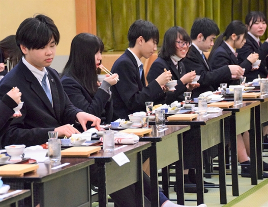 学んだ和食のマナーを実践する生徒たち＝鳥羽市鳥羽の戸田家で