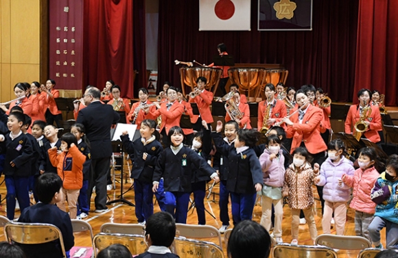 「ジャンボリミッキー！」を演奏するウインドアンサンブル部員と一緒に踊る児童＝養老町広幡小で